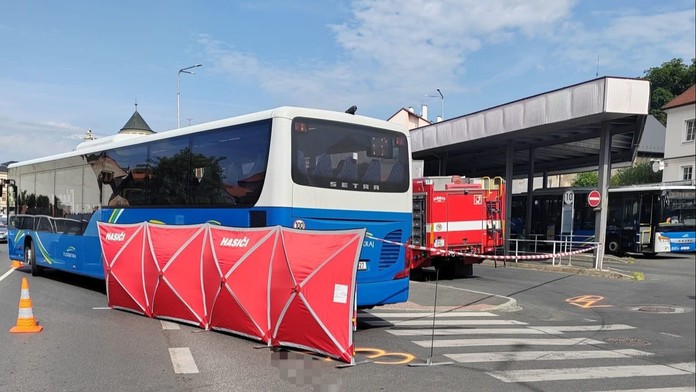 Autobus srazil v Domažlicích seniorku