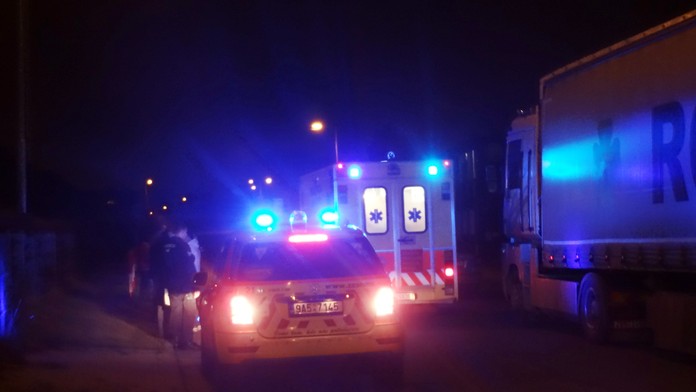 Mladíka naštvala přítelkyně, bodl se před ní nožem do břicha