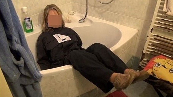Strčil manželku do vany a minutu jí držel hlavu pod vodou kvůli rozvodu