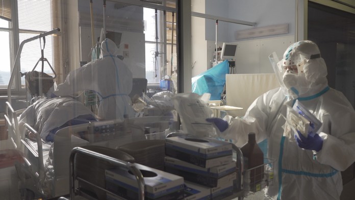 Hospitalizovaným s covidem může výrazně pomoct levný lék, tvrdí studie