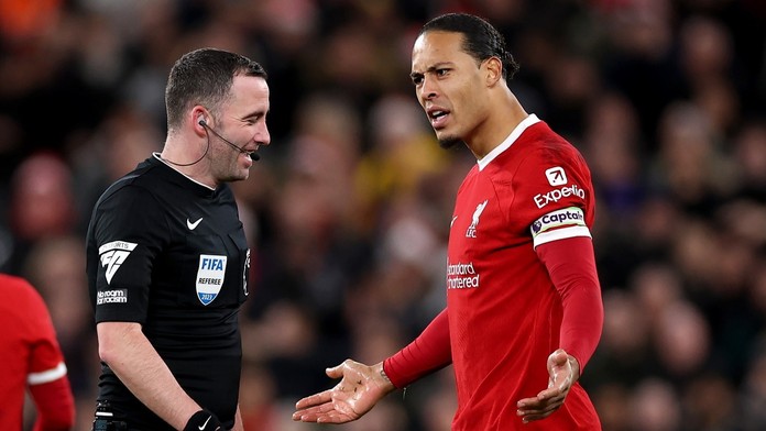 Jasná penalta pro Reds, zuří fanoušci. Komise vysvětlila, proč sudí nepochybil