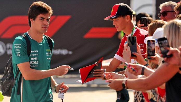 Lance Stroll se podepisuje fanouškům