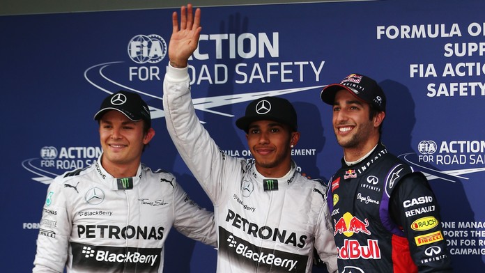 Hamilton urval v Melbourne pole position. Proháněl ho Red Bull, ale ne Vettelův