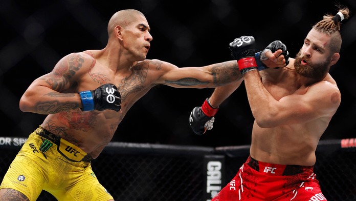 Procházka titul v UFC nezískal. Rozhodčí sporně zápas ukončil ve druhém kole