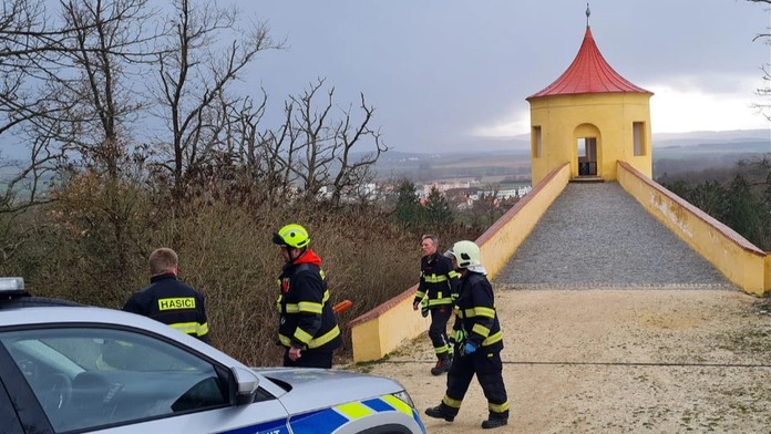 Opilý muž na ochozu věže na Domažlicku
