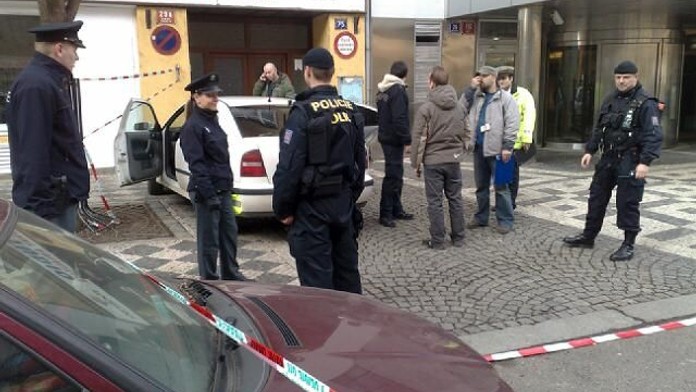 Pyrotechnici hledali bombu v Karlíně i u ministerstva, tramvaje stály