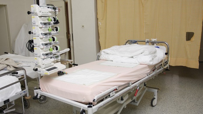 Na psychiatrii udusili pacienta houskou a konzervou