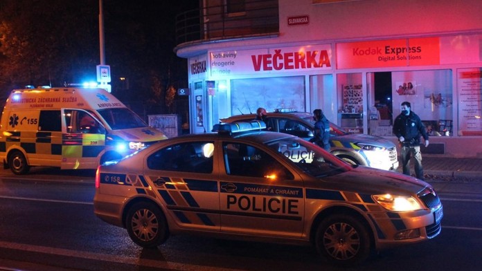 Pobodaný muž skončil v nemocnici. Žena měla tvrdit, že ji znásilnil