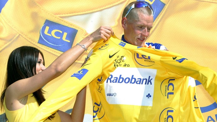 Michael Rasmussen se obléká do žlutého trikotu po 15. etapě Tour de France 2007