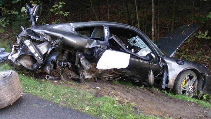 Luxusní porsche rozsekal o mostek: Řidič neměl šanci