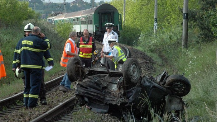 FOTO: Srážka vlaku a auta si vyžádala jednoho mrtvého