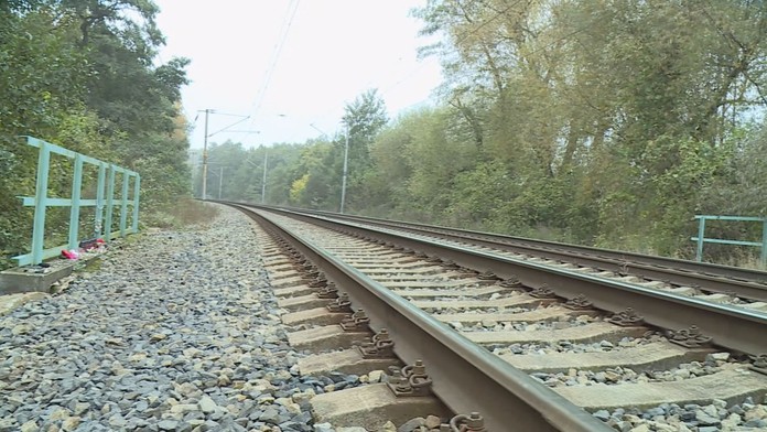 Tragédie na Kolínsku: Vlak srazil důchodkyni, zůstala zaklíněná!