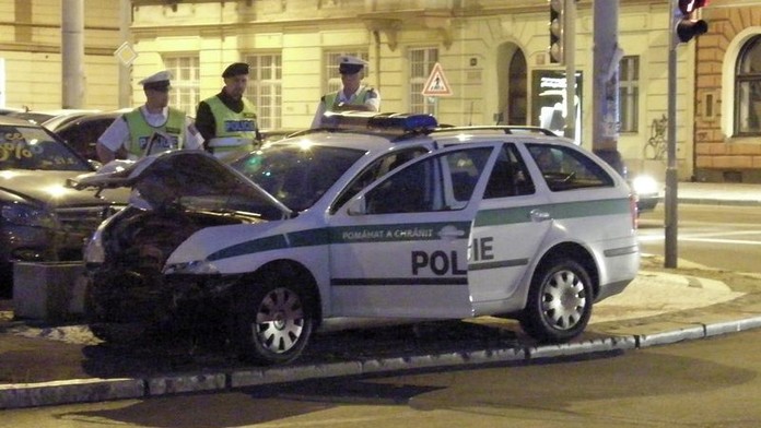 Policisté jeli k případu, narazili do BMW. Dva se těžce zranili