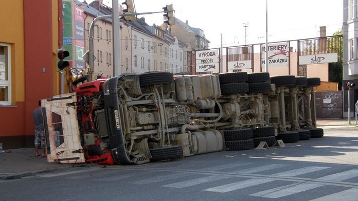VIDEO: V Praze se převrhl kamion, hlína a kamení zasypala silnici