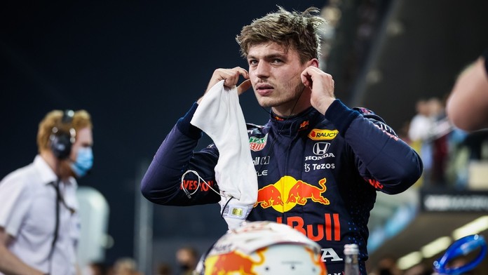 Verstappen v luxusním vozidle jasně překročil rychlost. Policie ho vyšetřuje