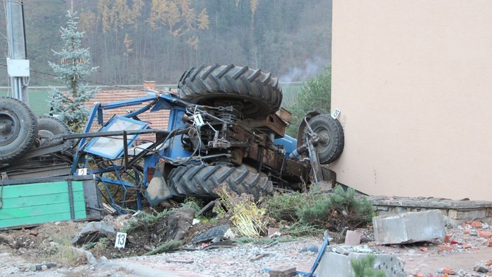 Traktorista (28) se řítil z kopce smykem. Boural, na místě zemřel