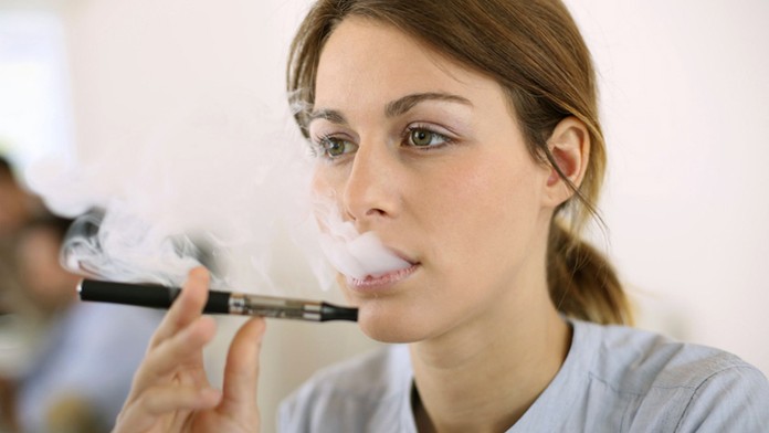 VÍTE, CO KOUŘÍTE? Náplně e-cigaret obsahují chemikálie