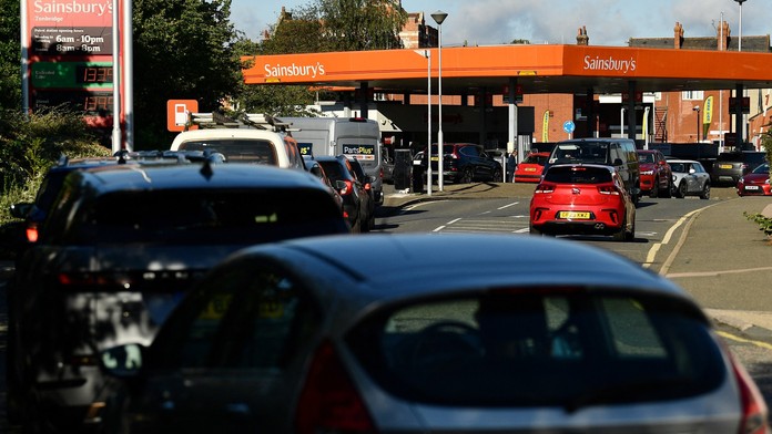 Britská krize: Armáda začne palivo rozvážet do několika dnů