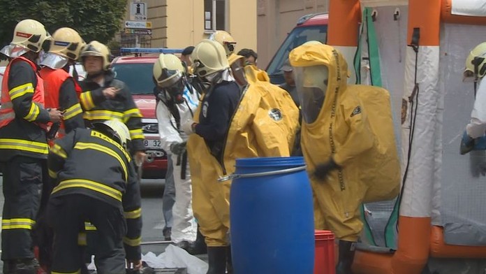 Ve firmě vybuchl sud s neznámou chemikálií! Dva muži se popálili