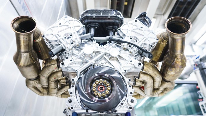 Motor desetiletí! Úžasný nabušený stroj požene divokou valkýru