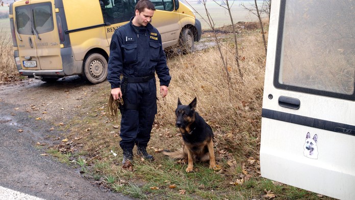 Pirát silnic se před policií schoval do kopřiv. Našel ho služební pes