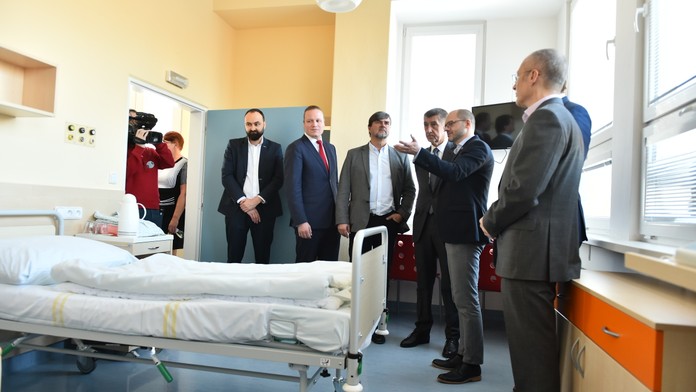O porodech rozhodují jen muži? Ministr zdravotnictví sklízí kritiku