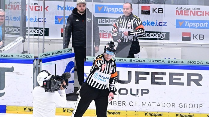 Rozhodčí v Mladé Boleslavi chybovali, zní od šéfa sudích. Letos dopískali