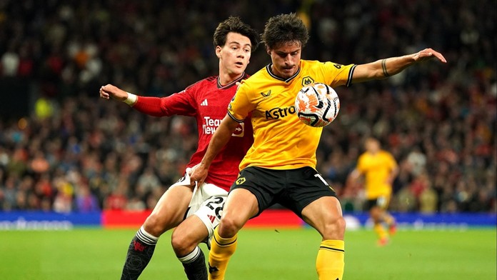 Jak tohle nemůže být penalta? Fanoušci kritizují sudí, kteří pomohli Manchesteru