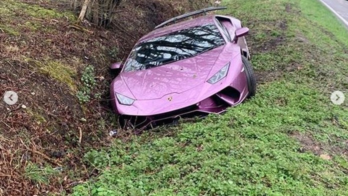 Lamborghini zůstalo opuštěné v příkopu, po majiteli pátrala policie