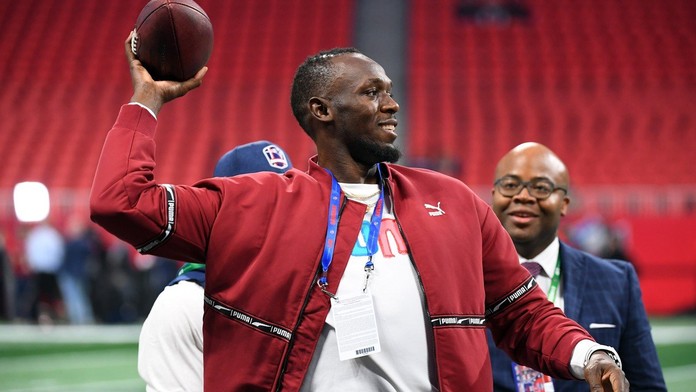 Usain Bolt opět v ráži: Jen v teniskách vyrovnal rekord NFL!