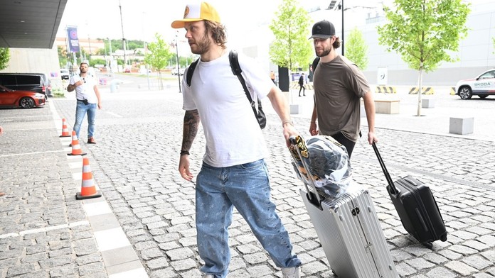 Pastrňák se Zachou už jsou v Praze na hotelu. V Bostonu neměli radost, říkají