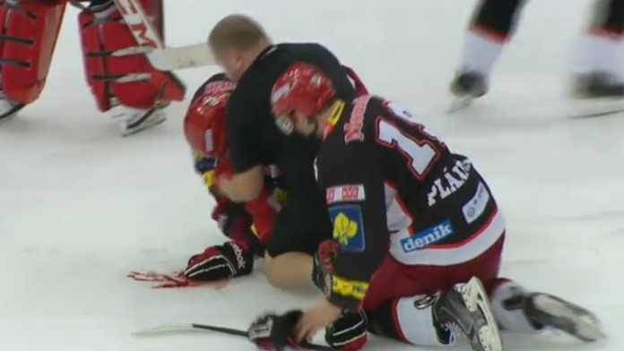 Extraliga řeší krvavou lázeň. Chybí úcta, soptí kouč