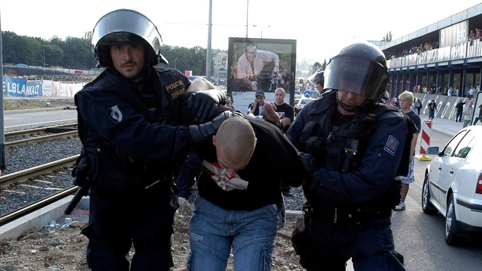 Drama před zápasem Sparty B a Opavy. Fanoušek zlomil policistovi ruku