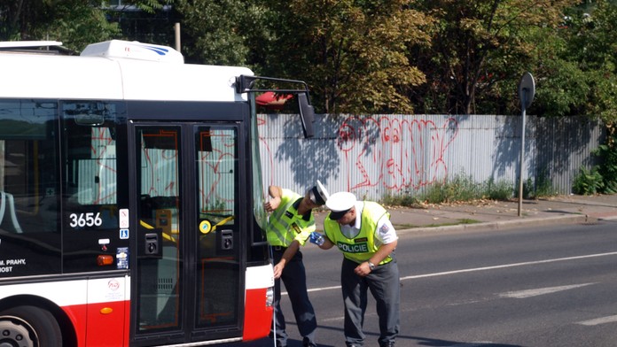 Pirát vybrzdil v Brně autobus. V něm se těžce zranila stařenka