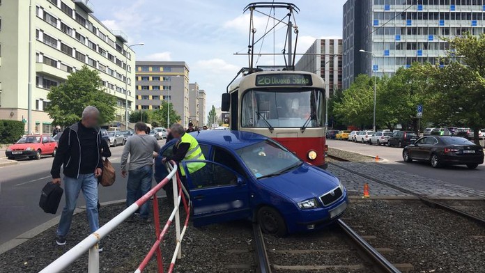 Řidič vjel tramvaji pod kola, skončil v nemocnici. FOTKY