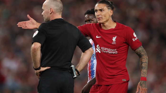 Domácí debut jako z hororu. Drahá posila Liverpoolu dostala hloupou červenou