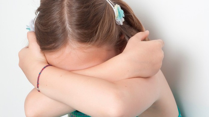 Nechutné! Žena zneužívala tříletou dceru svého přítele