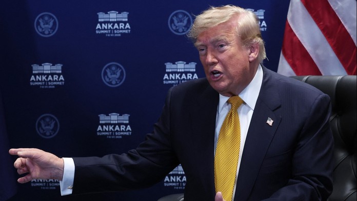 Írán po dalších útocích USA uzavřel Hormuzský průliv. Hrozí tvrdou odplatou
