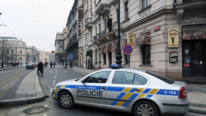 Policisté zachránili život muži, který se před jejich zraky oběsil