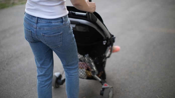 Opilé matce naměřili 2,5 promile. Dítě v kočárku podle ní mělo 8 let