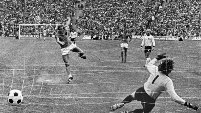 Zemřel legendární fotbalista Neeskens. Pomohl Ajaxu vládnout Evropě