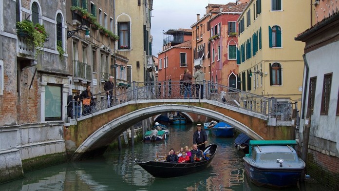Příliš mnoho turistů a klimatická krize. UNESCO varuje před zničením Benátek