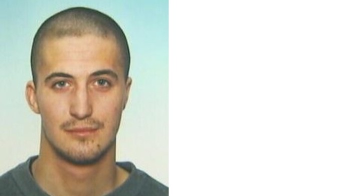 Agresor na útěku, je zraněný a ozbrojený! Neviděli jste ho?
