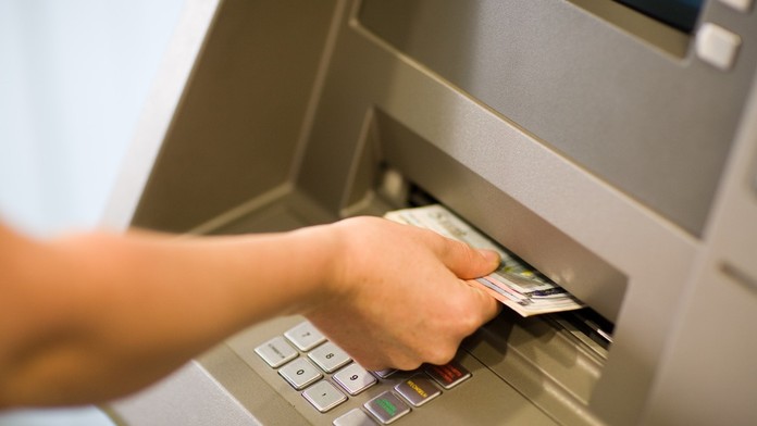 Muž našel v pardubickém bankomatu peníze. Poctivě je předal strážníkům