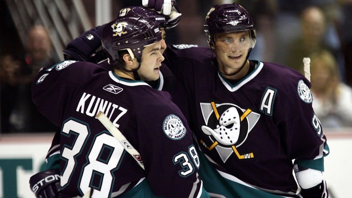 Do NHL se vrátí legendární Mighty Ducks! Sezona retro dresů je tady