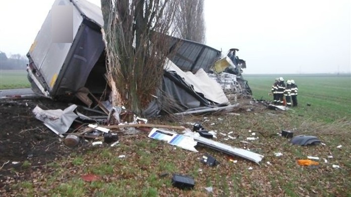 Tragická nehoda: Kamion se převrátil na auto! Řidič zemřel