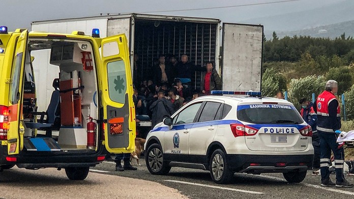 Řidiče náklaďáku polekaly zvuky v návěsu. Ukrývali se tam Afghánci!