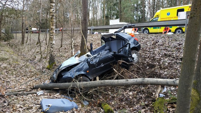 Osobák sjel z cesty až do lesíku! Řidička a spolujezdec nepřežili