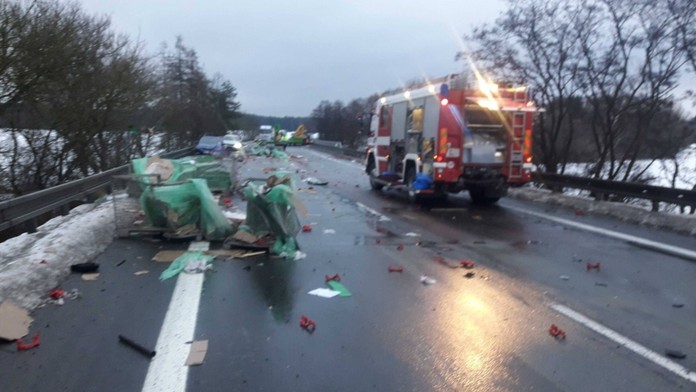 Na Svitavsku se srazila 4 auta. Náklad se rozsypal po silnici