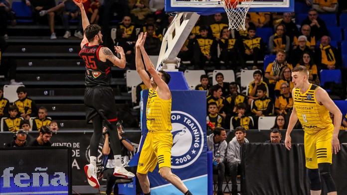 Nymburk si cenným skalpem zajistil play off, Tenerife porazil o 5 bodů